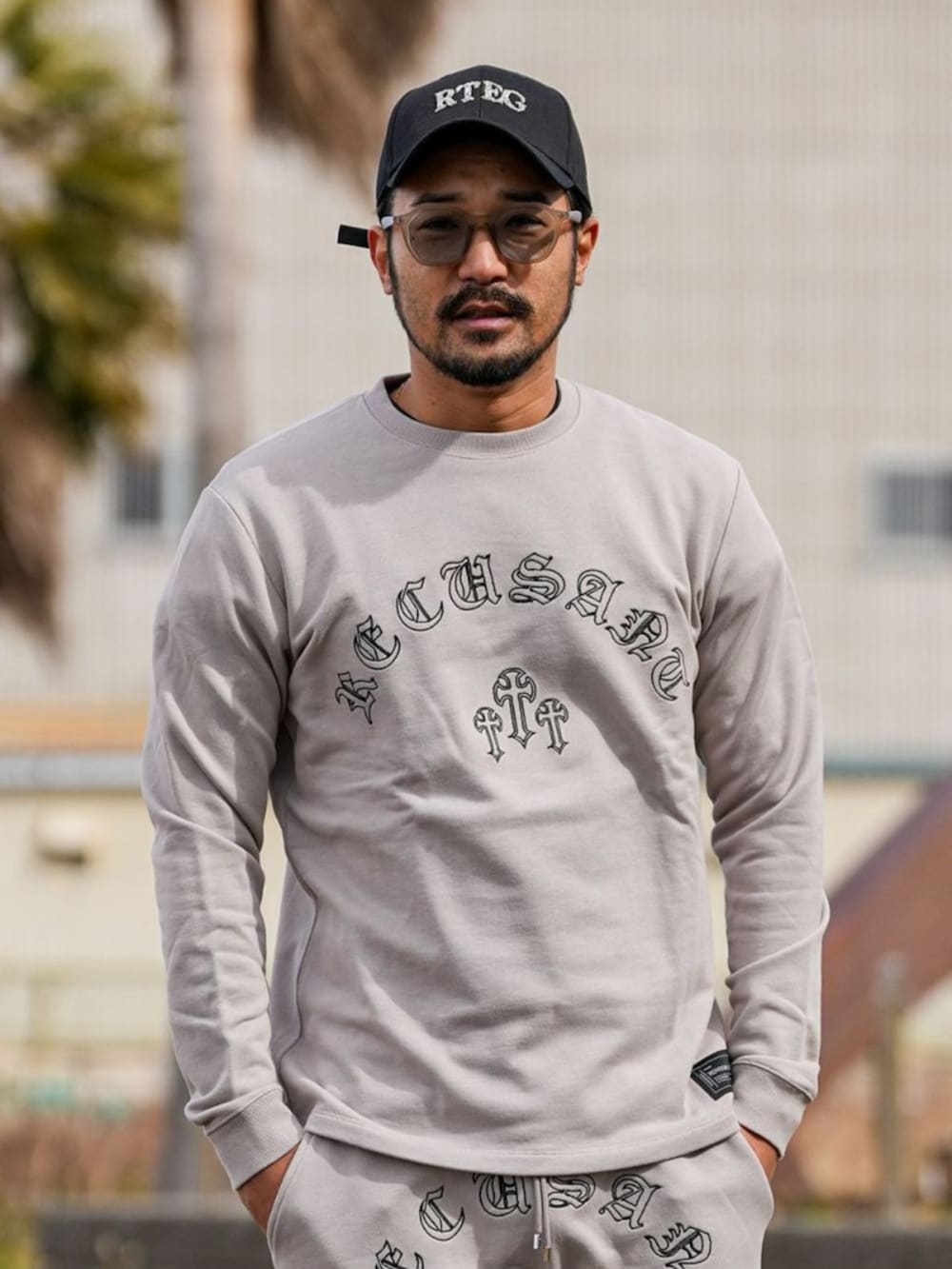 「adamsjuggler、アダムスジャグラー、RetroEngine、セットアップ、ロンT、ショートパンツ、キャップ、サングラス、グレージュ、春夏コーデ、休日スタイル、今日のコーデ、最近のいい感じコーデ」｜「adamsJUGGLERのRTEGレキュザントロンティー（Tシャツ/カットソー、ベージュ系）」を使った、adamsJUGGLERさん（メンズ・173cm）の春コーディネートの3枚目の写真