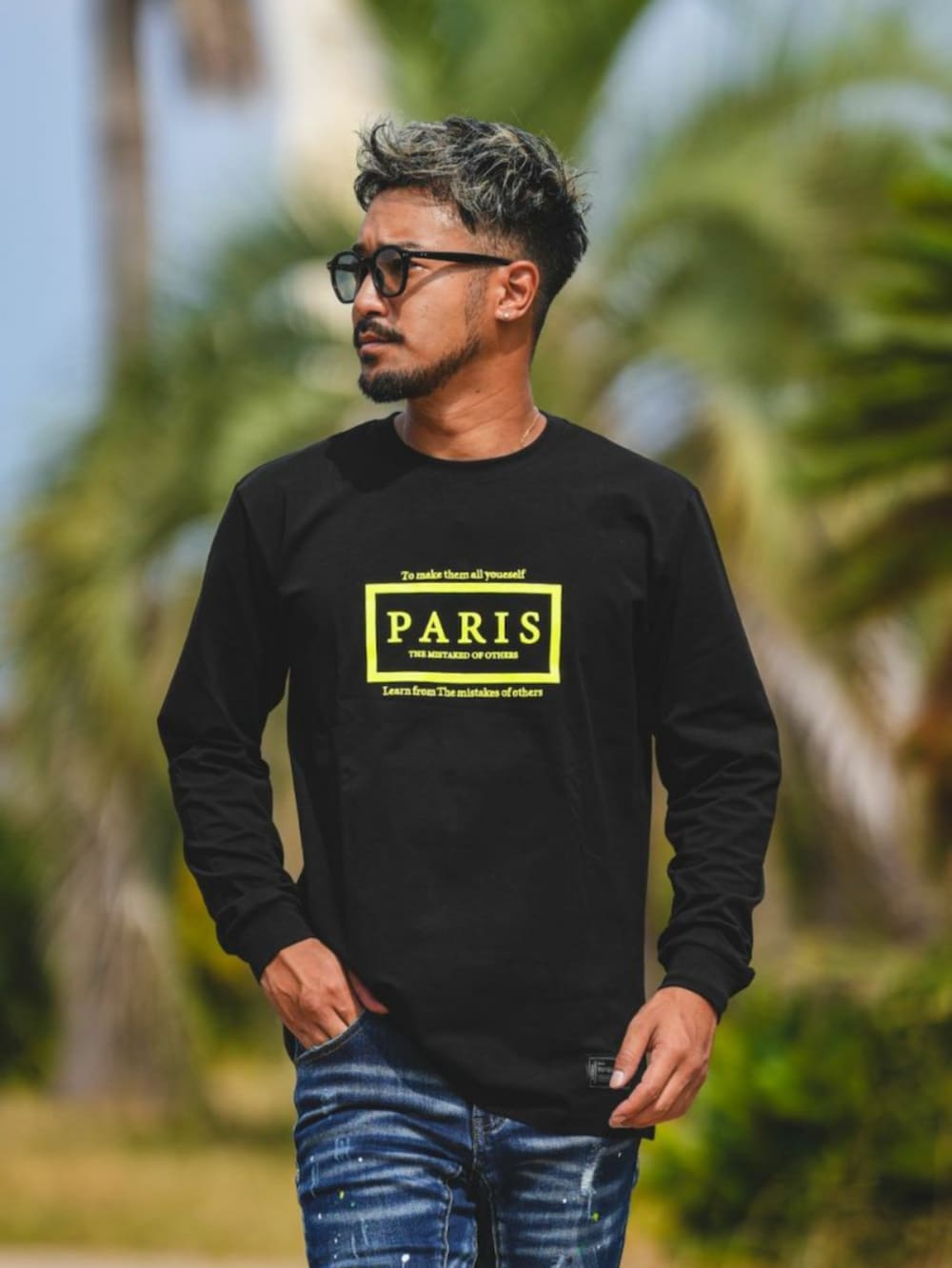 ブラック系のデニムパンツを着用したメンズの秋コーディネートの3枚目の写真