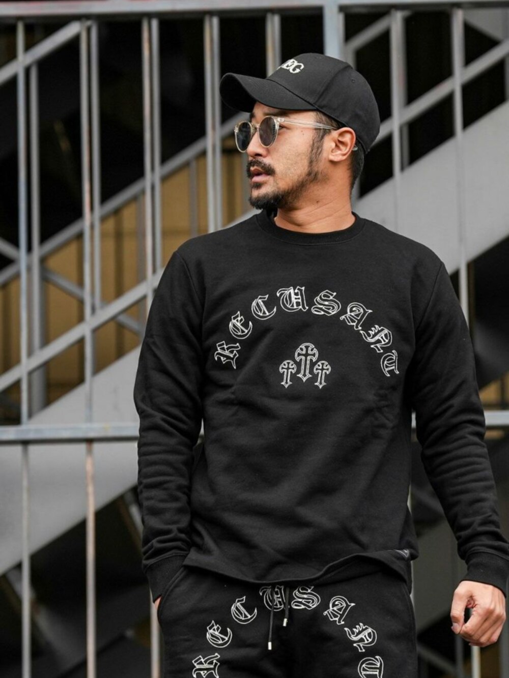 「adamsjuggler、アダムスジャグラー、RetroEngine、セットアップ、ロンT、ショートパンツ、キャップ、サングラス、グレージュ、春夏コーデ、休日スタイル、今日のコーデ、最近のいい感じコーデ」｜「adamsJUGGLERのRTEGレキュザントロンティー（Tシャツ/カットソー、ベージュ系）」を使った、adamsJUGGLERさん（メンズ・173cm）の春コーディネートの4枚目の写真
