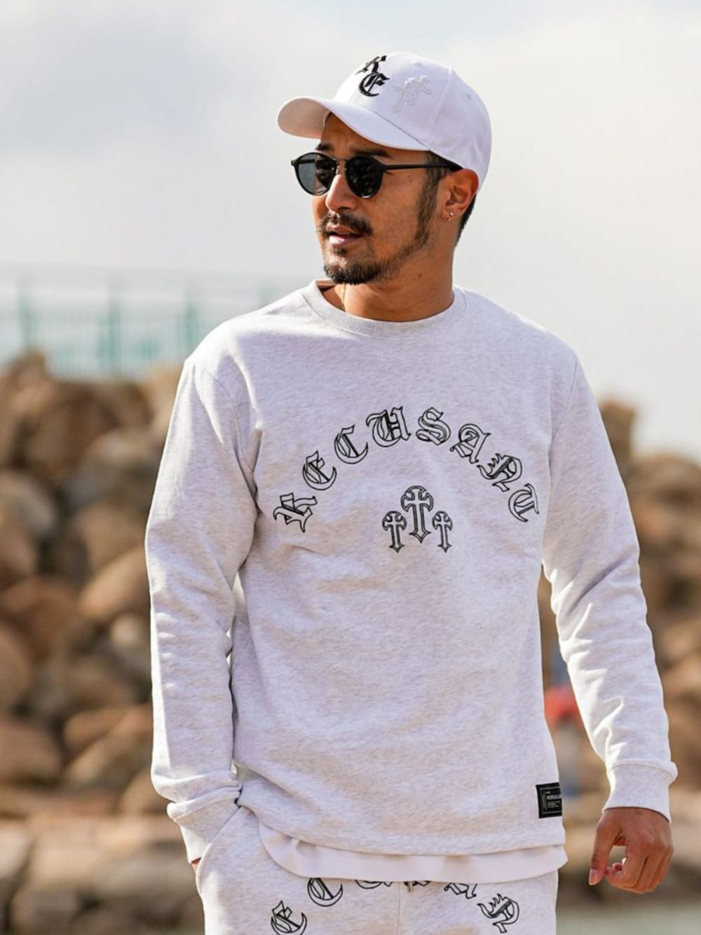 「adamsjuggler、アダムスジャグラー、RetroEngine、セットアップ、ロンT、ショートパンツ、キャップ、サングラス、グレージュ、春夏コーデ、休日スタイル、今日のコーデ、最近のいい感じコーデ」｜「adamsJUGGLERのRTEGレキュザントロンティー（Tシャツ/カットソー、ベージュ系）」を使った、adamsJUGGLERさん（メンズ・173cm）の春コーディネートの2枚目の写真