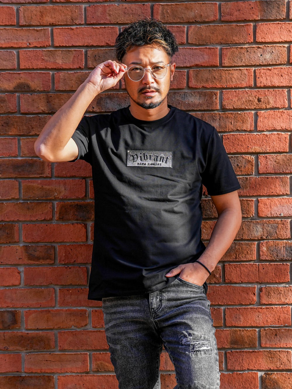 ブラック系のデニムパンツ、ブラック系のTシャツ/カットソーを着用したメンズの春コーディネートの3枚目の写真