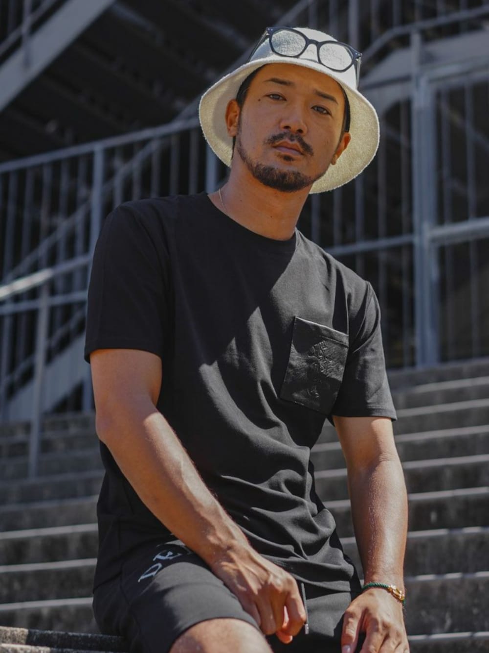 「adamsjuggler、アダムスジャグラー、RetroEngine、Tシャツ、ショートパンツ、バケットハット、休日スタイル、アウトドアスタイル、フェススタイル、お出かけコーデ、白Tシャツ、メンズコーデ、シンプルスタイル、夏だ！Tシャツ着よう！」｜「adamsJUGGLERのRTEGグラデーション.R S/PT（その他パンツ、ブラック系）」を使った、adamsJUGGLERさん（メンズ・173cm）の夏コーディネートの2枚目の写真