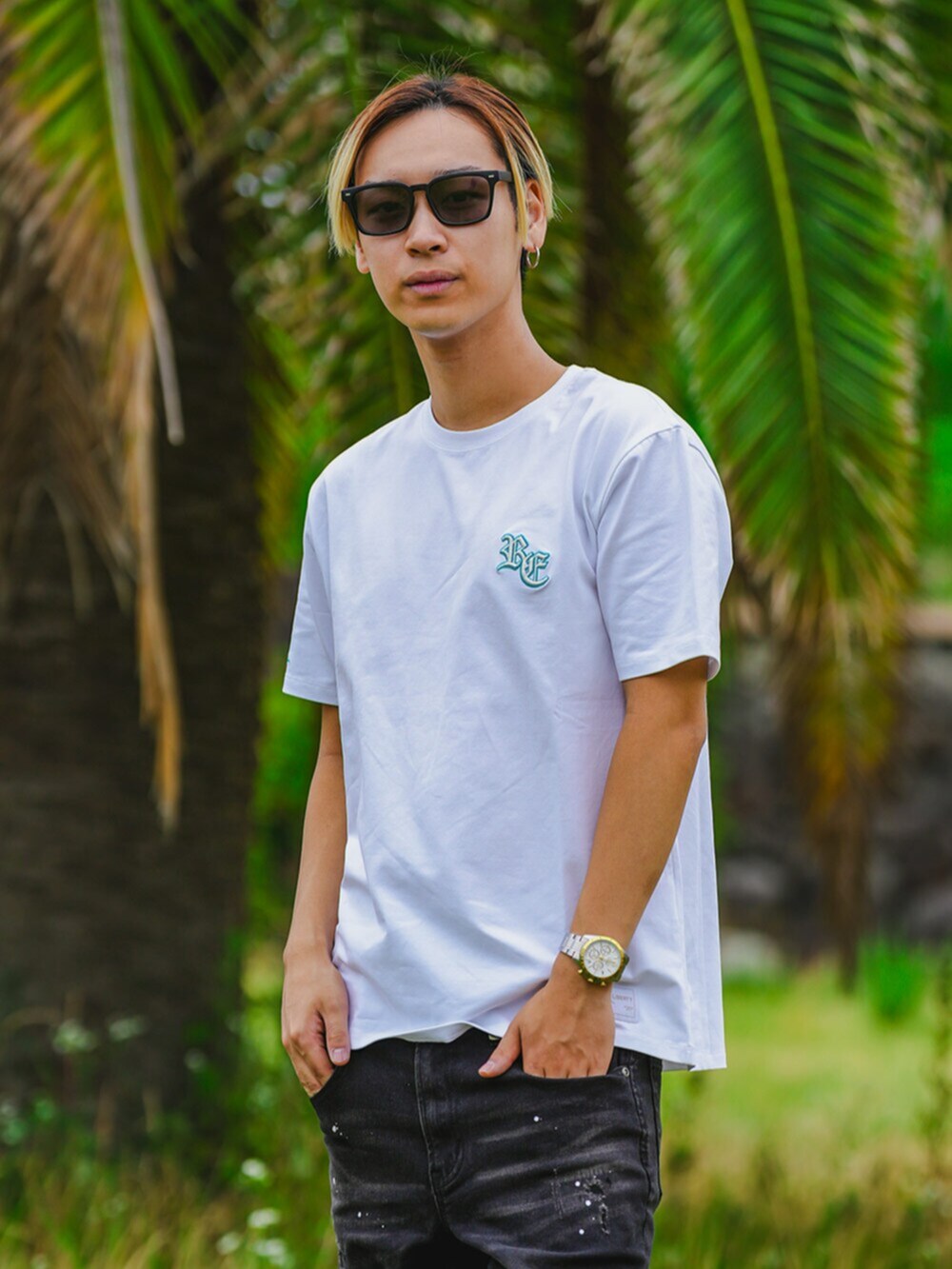 ブラック系のデニムパンツ、ホワイト系のTシャツ/カットソーを着用したメンズの夏コーディネートの3枚目の写真