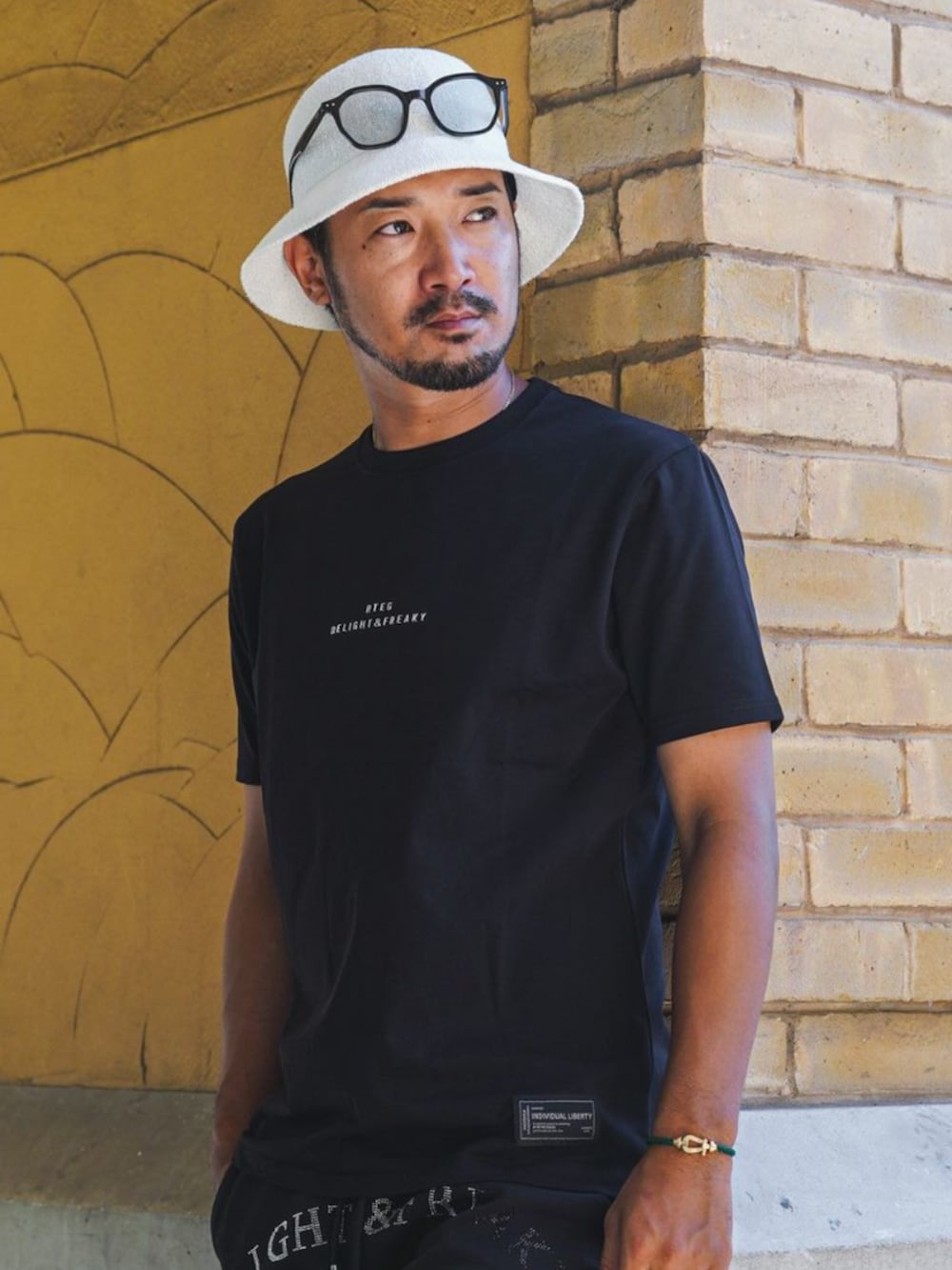 「adamsjuggler、アダムスジャグラー、RetroEngine、Tシャツ、ショートパンツ、バケットハット、白Tシャツ、お出かけコーデ、フェススタイル、アウトドアスタイル、休日スタイル、メンズコーデ、シンプルスタイル、夏だ！Tシャツ着よう！」｜「adamsJUGGLERのRTEGグラデーション.R S/PT（その他パンツ、ブラック系）」を使った、adamsJUGGLERさん（メンズ・173cm）の夏コーディネートの2枚目の写真