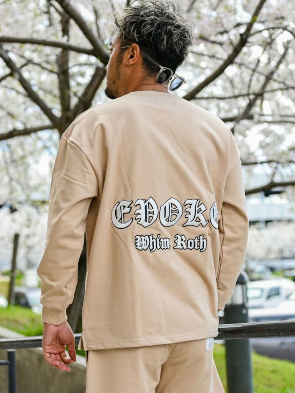 「adamsjuggler、アダムスジャグラー、whimroth、セットアップ、スウェット、ショートパンツ、モノクロコーデ、春夏コーデ、大人カジュアル、オトナカジュアル、メンズファッション、シンプルスタイル、休日スタイル」｜「adamsJUGGLERのW/R O.E E/スウェットプル（スウェット、ブラック系）」を使った、adamsJUGGLERさん（メンズ・173cm）の春コーディネートの2枚目の写真