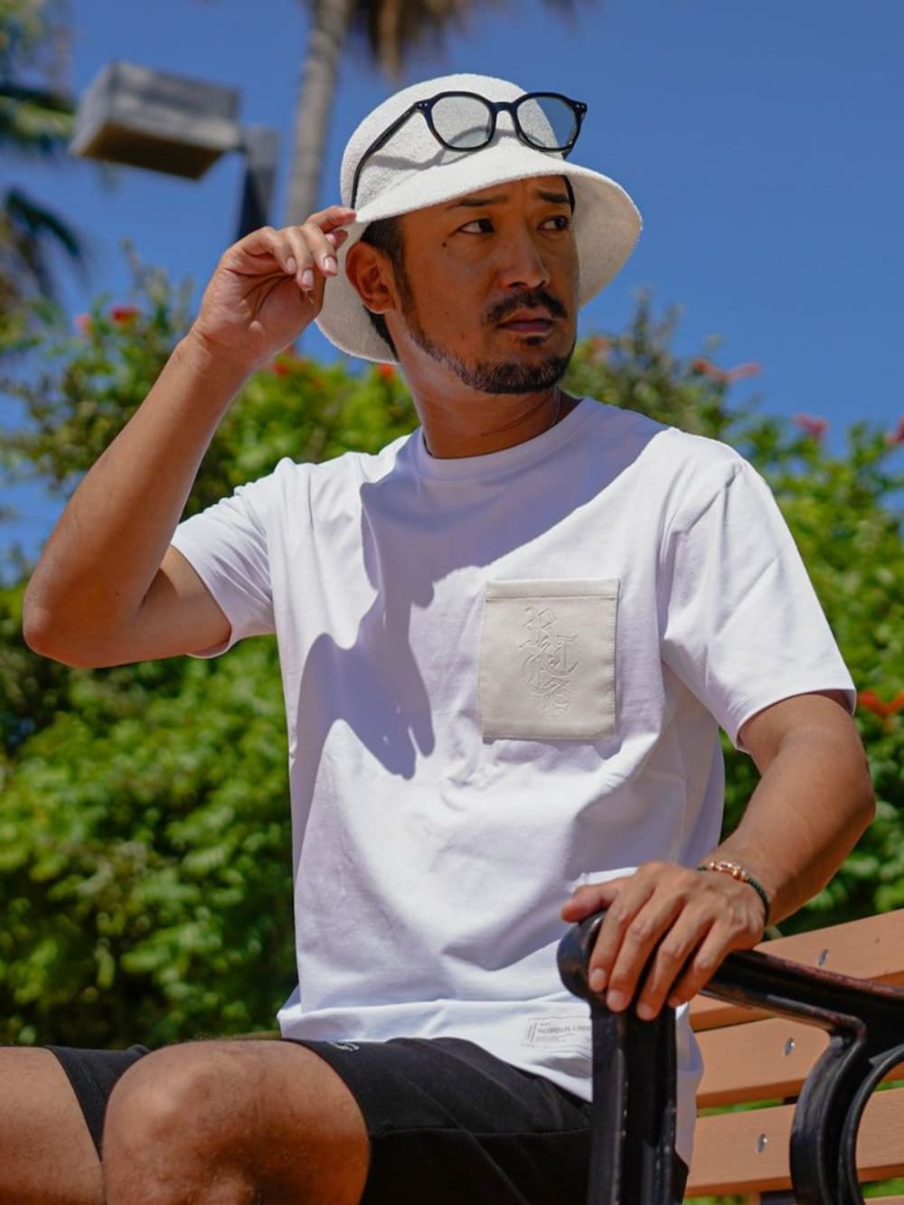 「adamsjuggler、アダムスジャグラー、RetroEngine、Tシャツ、ショートパンツ、バケットハット、休日スタイル、アウトドアスタイル、フェススタイル、お出かけコーデ、白Tシャツ、メンズコーデ、シンプルスタイル、夏だ！Tシャツ着よう！」｜「adamsJUGGLERのRTEGグラデーション.R S/PT（その他パンツ、ブラック系）」を使った、adamsJUGGLERさん（メンズ・173cm）の夏コーディネートの3枚目の写真