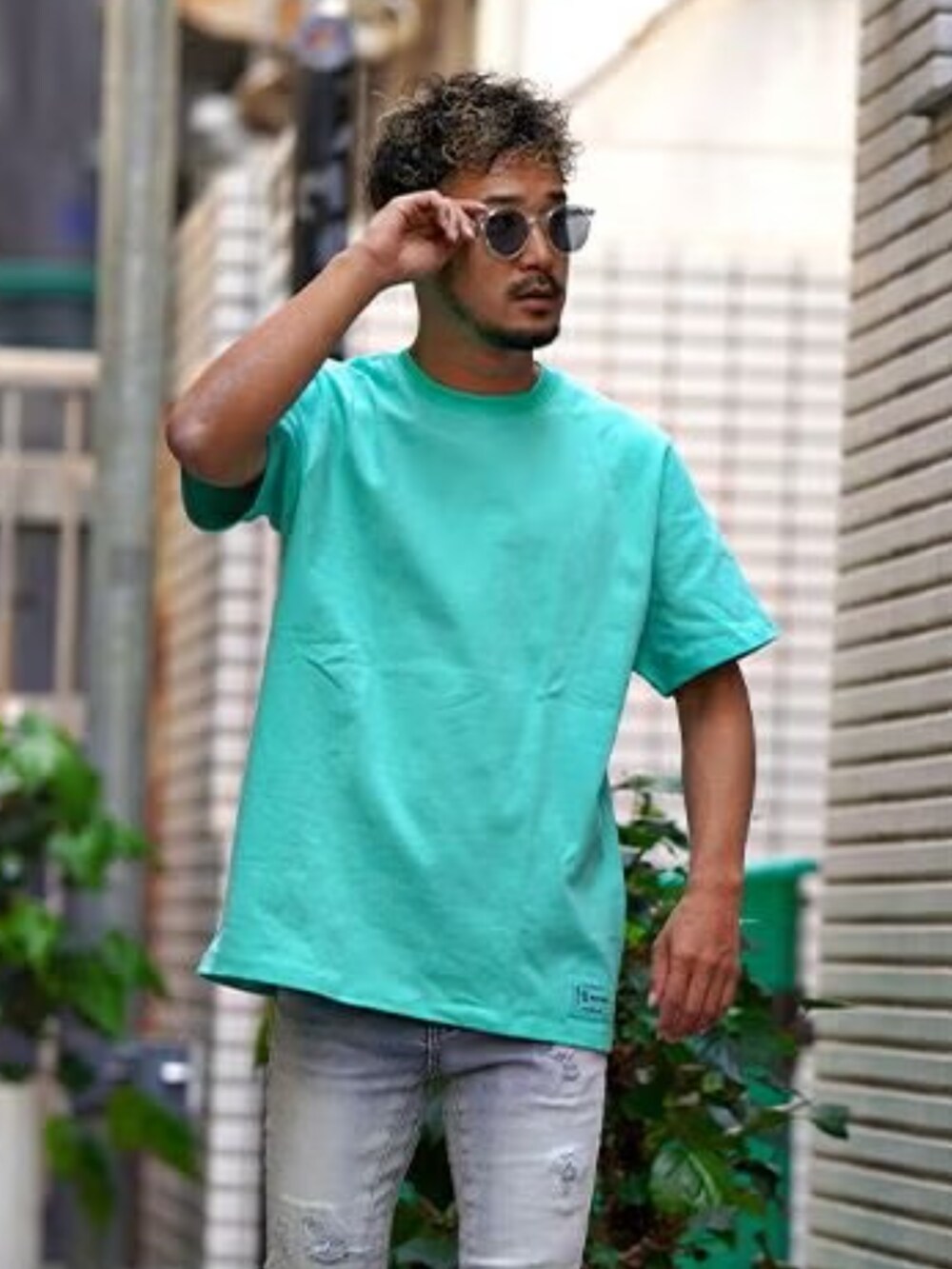 ホワイト系のTシャツ/カットソー、ブラック系のその他パンツ、ブラック系のハンドバッグを着用したメンズの春コーディネートの8枚目の写真