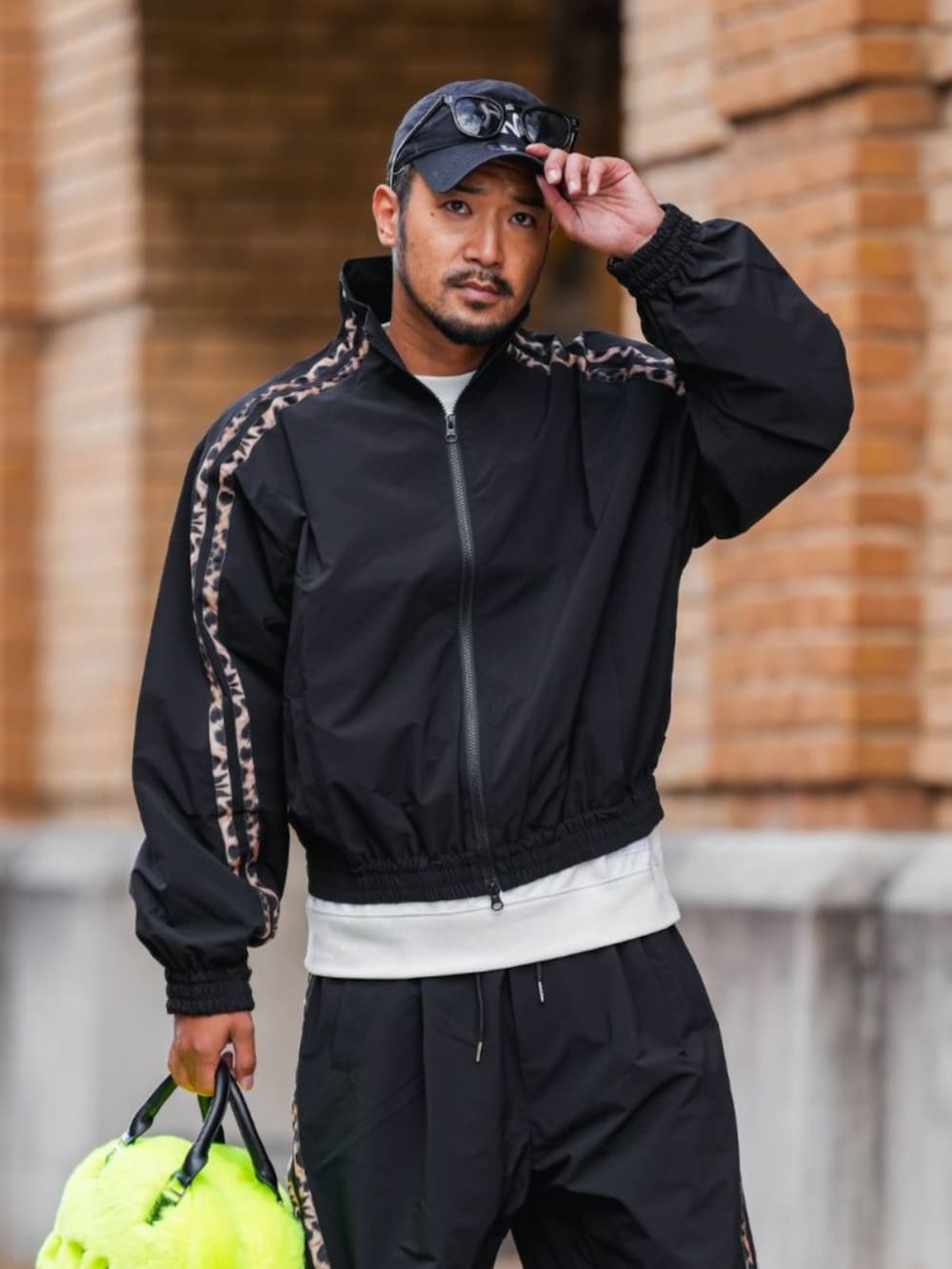 ベージュ系のナイロンジャケット、ベージュ系のその他パンツを着用したメンズの秋コーディネートの2枚目の写真