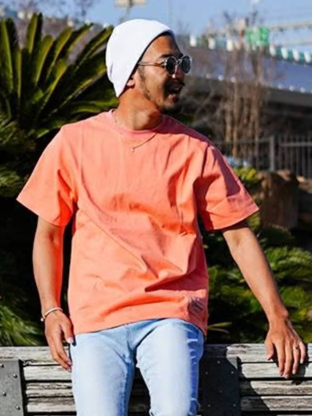 ホワイト系のTシャツ/カットソー、ブラック系のその他パンツ、ブラック系のハンドバッグを着用したメンズの春コーディネートの6枚目の写真