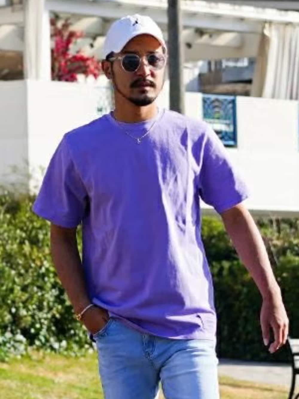 ホワイト系のTシャツ/カットソー、ブラック系のその他パンツ、ブラック系のハンドバッグを着用したメンズの春コーディネートの7枚目の写真