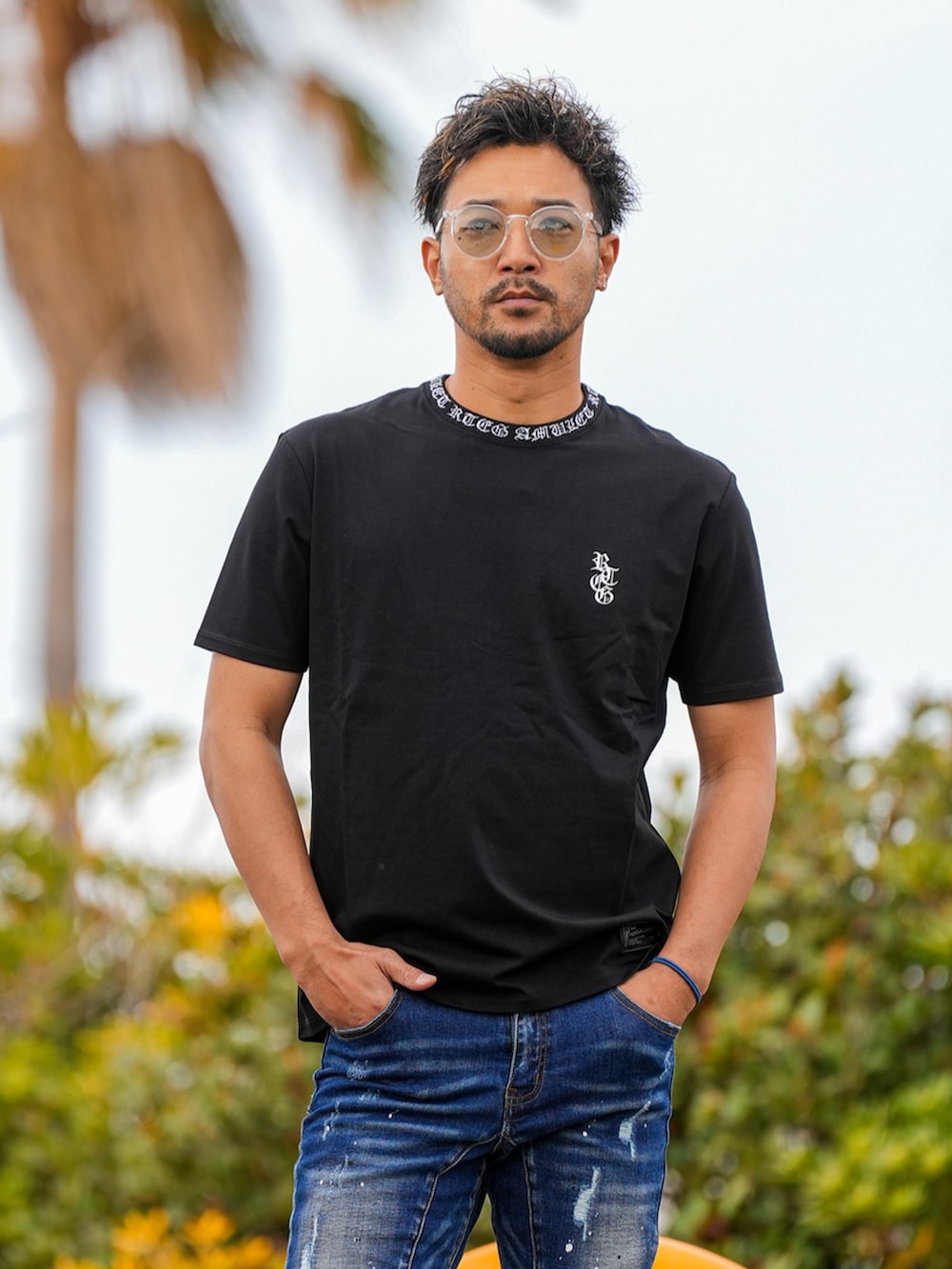 ブルー系のデニムパンツ、ホワイト系のTシャツ/カットソーを着用したメンズの春コーディネートの2枚目の写真