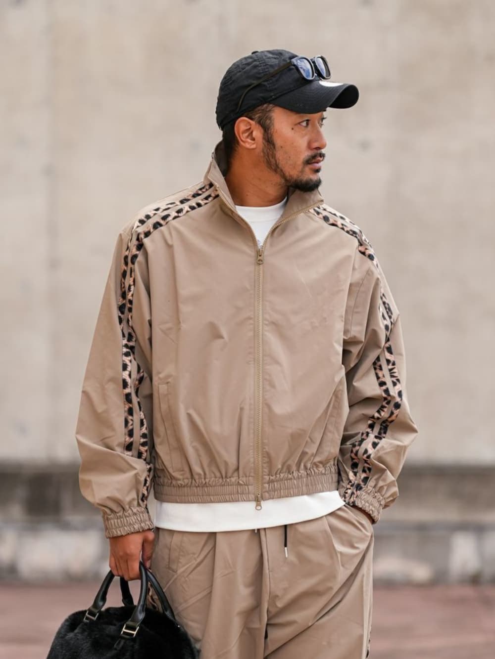 ベージュ系のナイロンジャケット、ベージュ系のその他パンツを着用したメンズの秋コーディネートの3枚目の写真