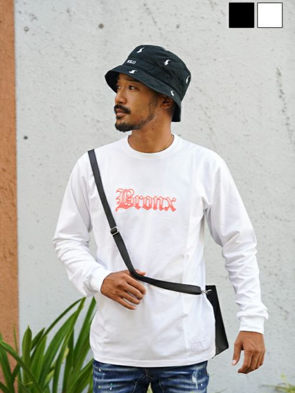 ブラック系のスウェットパンツ、イエロー系のトートバッグ、ブラック系のTシャツ/カットソーを着用したメンズの秋コーディネートの2枚目の写真