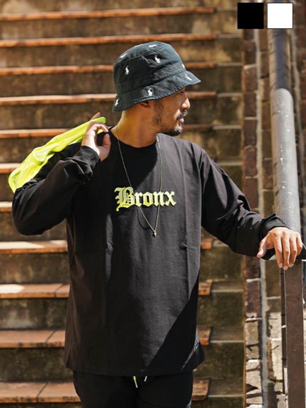 ブラック系のスウェットパンツ、イエロー系のトートバッグ、ブラック系のTシャツ/カットソーを着用したメンズの秋コーディネートの3枚目の写真