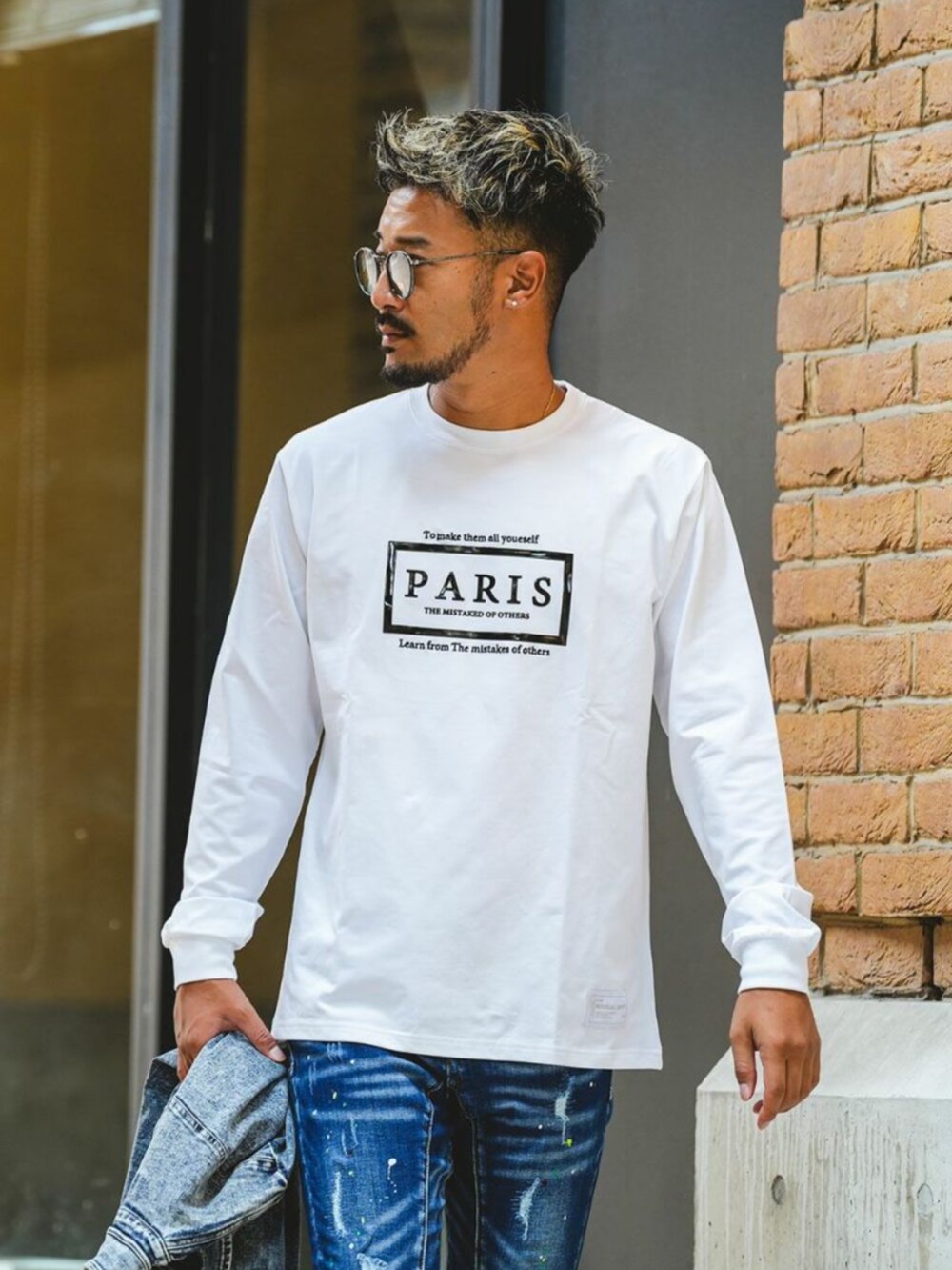 ブラック系のデニムパンツを着用したメンズの秋コーディネートの4枚目の写真