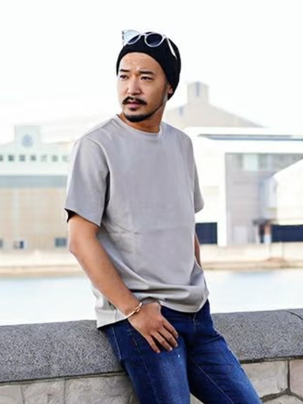 ホワイト系のTシャツ/カットソー、ブラック系のその他パンツ、ブラック系のハンドバッグを着用したメンズの春コーディネートの3枚目の写真