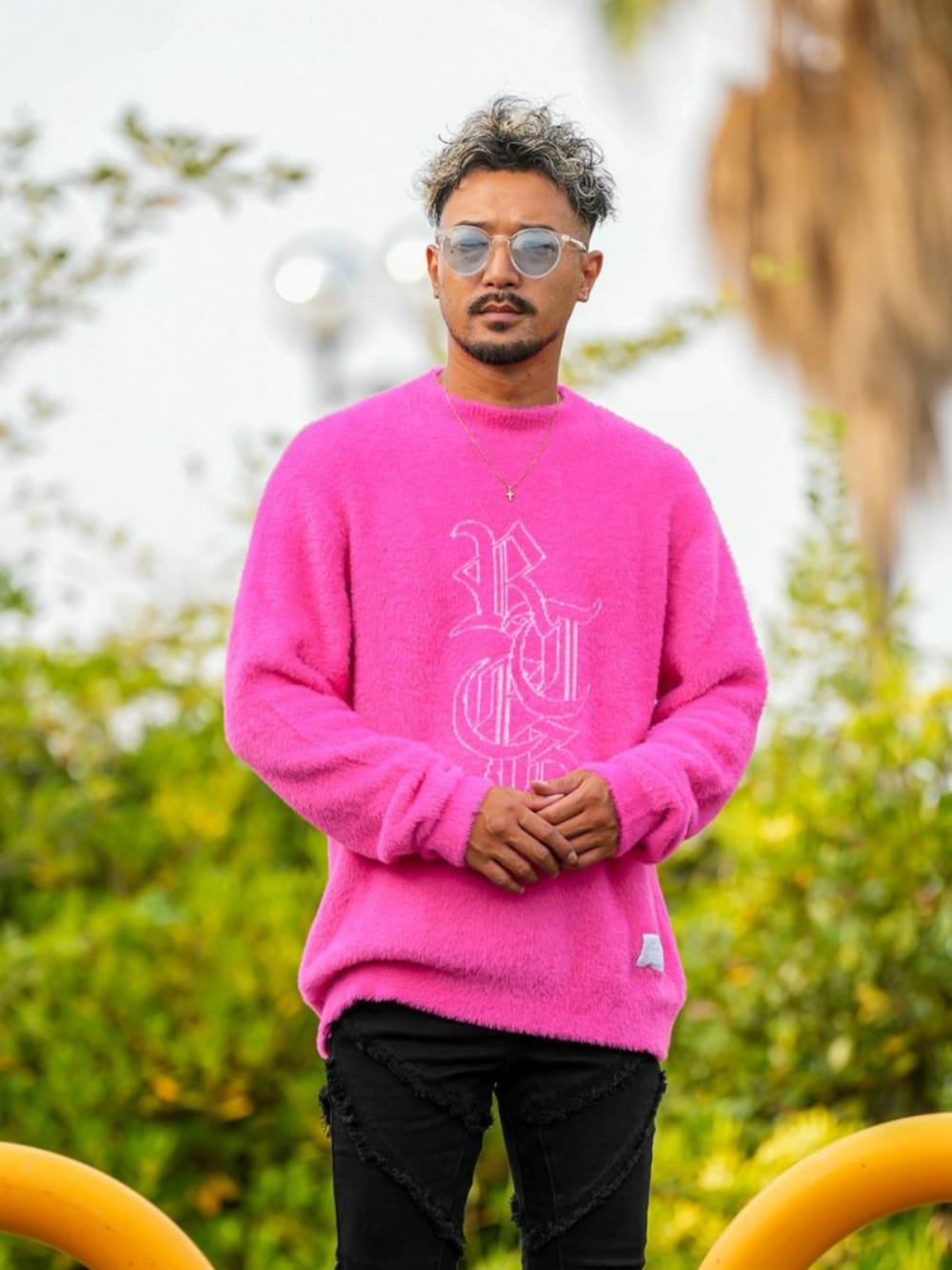 ブラック系のデニムパンツ、ブラック系のニット/セーターを着用したメンズの冬コーディネートの2枚目の写真