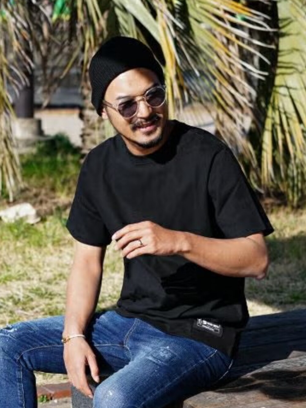 ホワイト系のTシャツ/カットソー、ブラック系のその他パンツ、ブラック系のハンドバッグを着用したメンズの春コーディネートの4枚目の写真