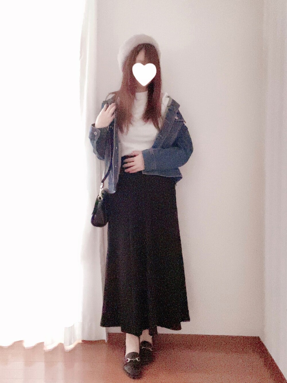 ブラック系のショルダーバッグ、グレー系のハンチング/ベレー帽を着用したレディースの春コーディネートの2枚目の写真