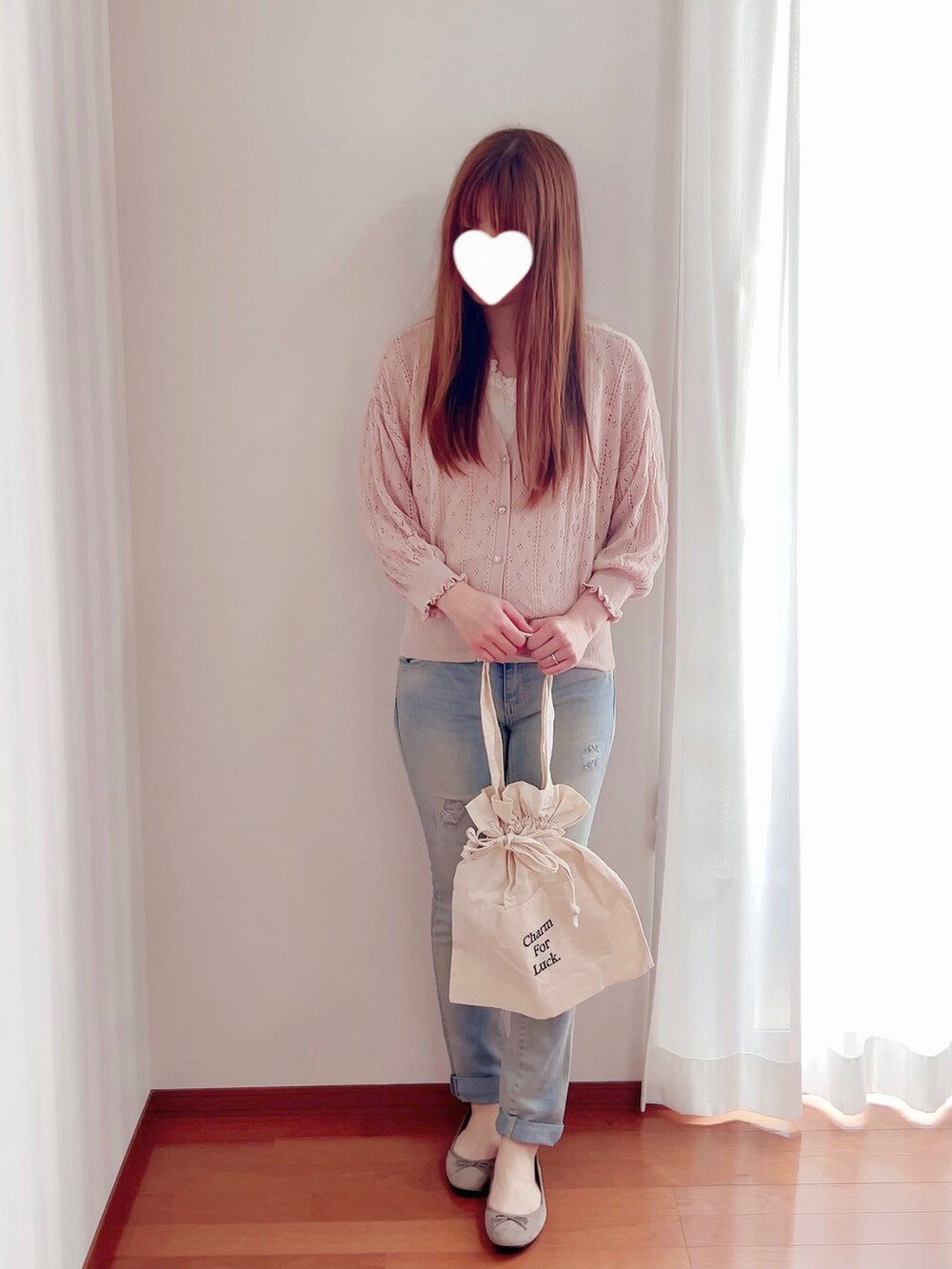 ベージュ系のTシャツ/カットソーを着用したレディースの秋コーディネートの2枚目の写真