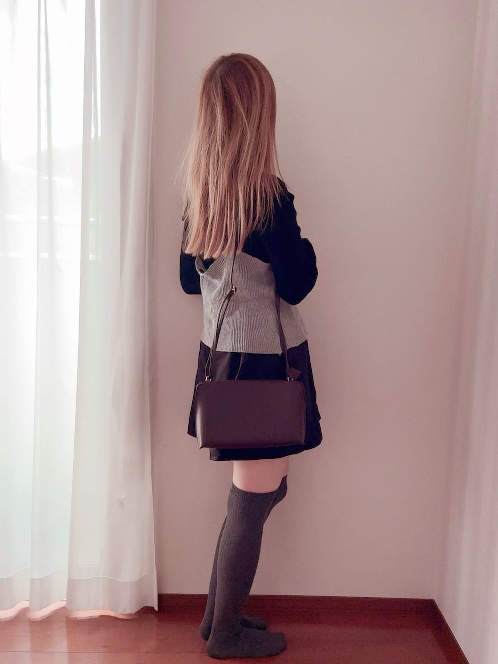 グレー系のセットアップを着用したレディースの冬コーディネートの2枚目の写真