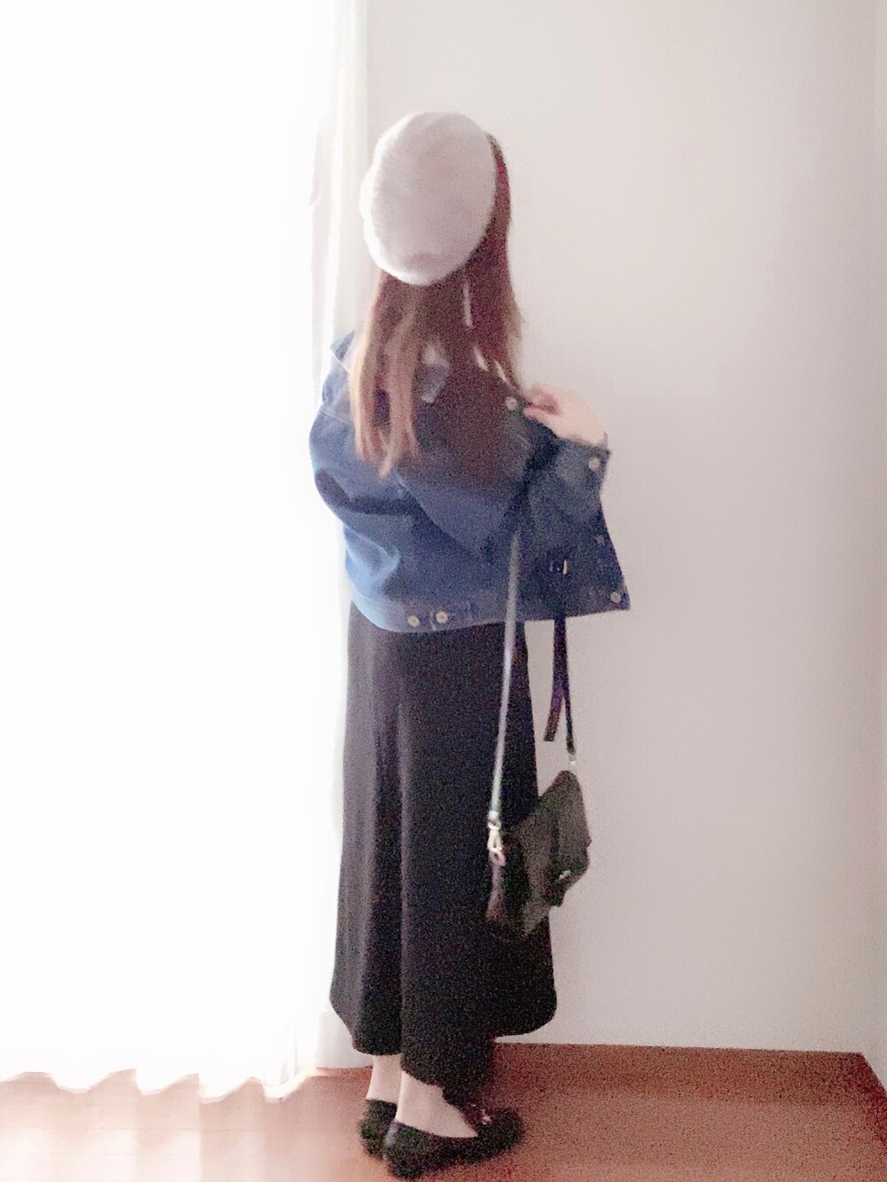 ブラック系のショルダーバッグ、グレー系のハンチング/ベレー帽を着用したレディースの春コーディネートの3枚目の写真