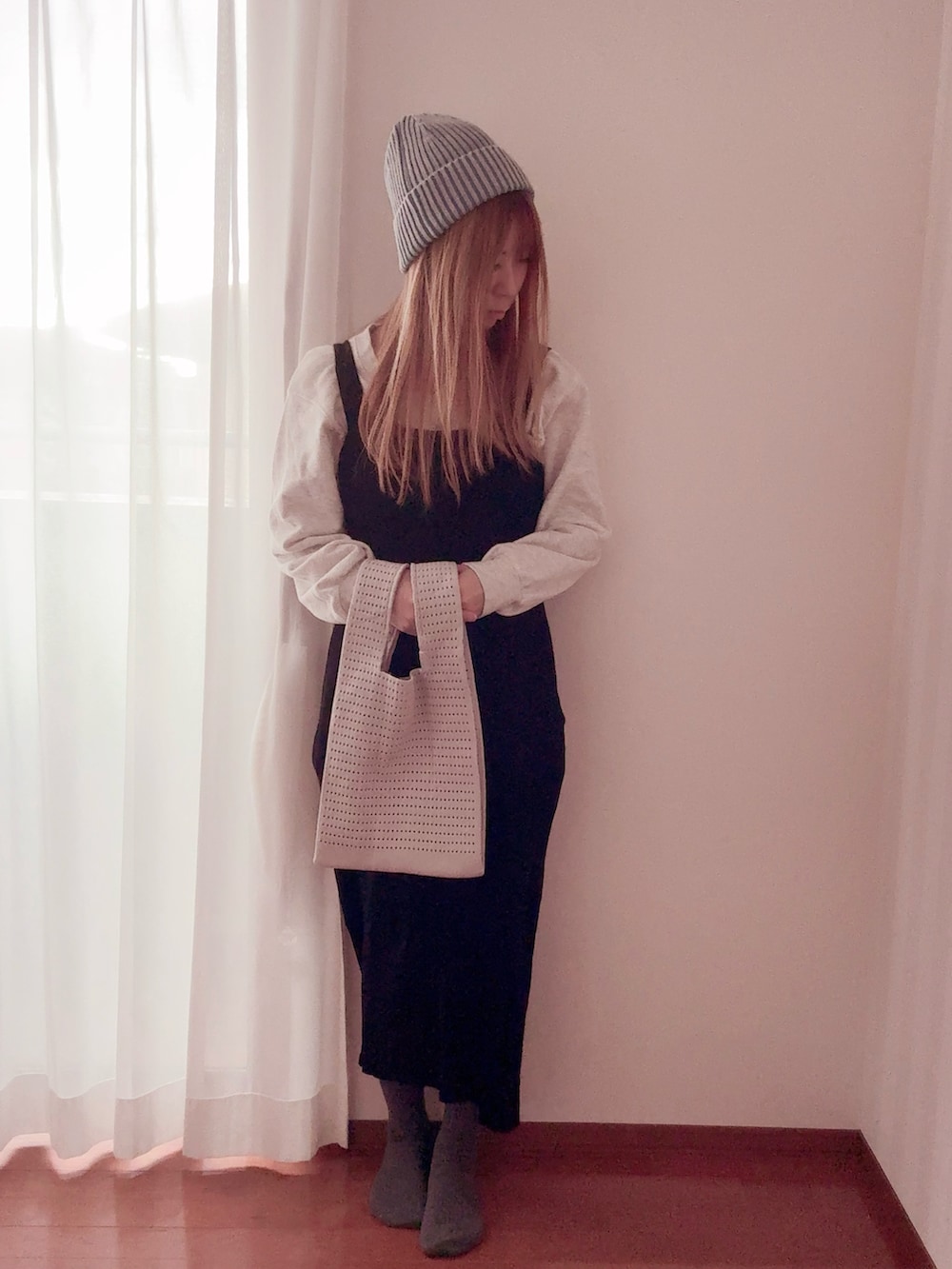 ブルー系のニットキャップ/ビーニーを着用したレディースの秋コーディネートの2枚目の写真