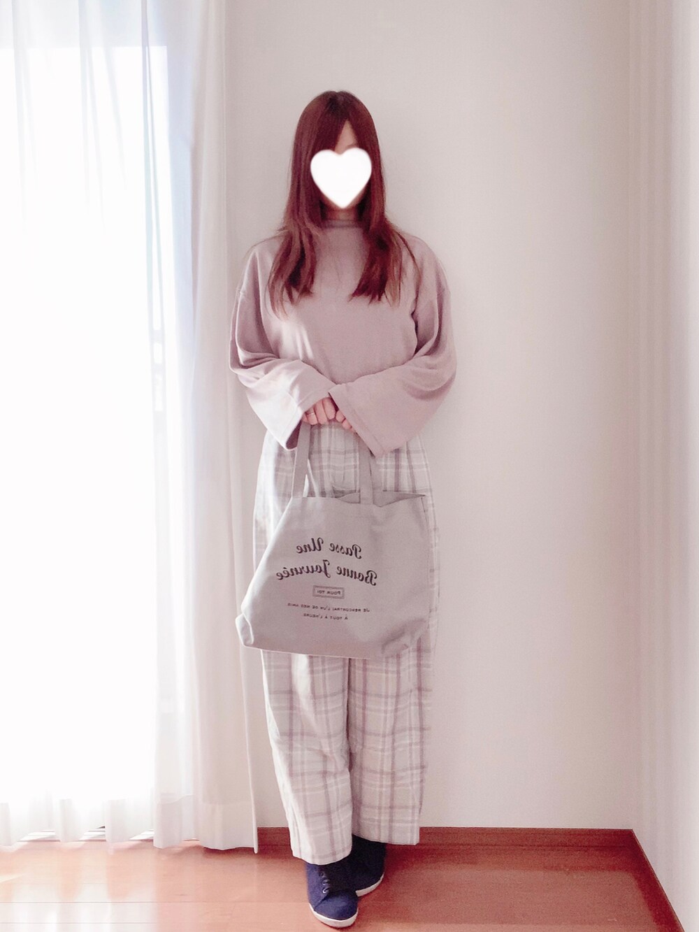 グレー系のその他パンツ、ブルー系のスニーカーを着用したレディースの春コーディネートの2枚目の写真