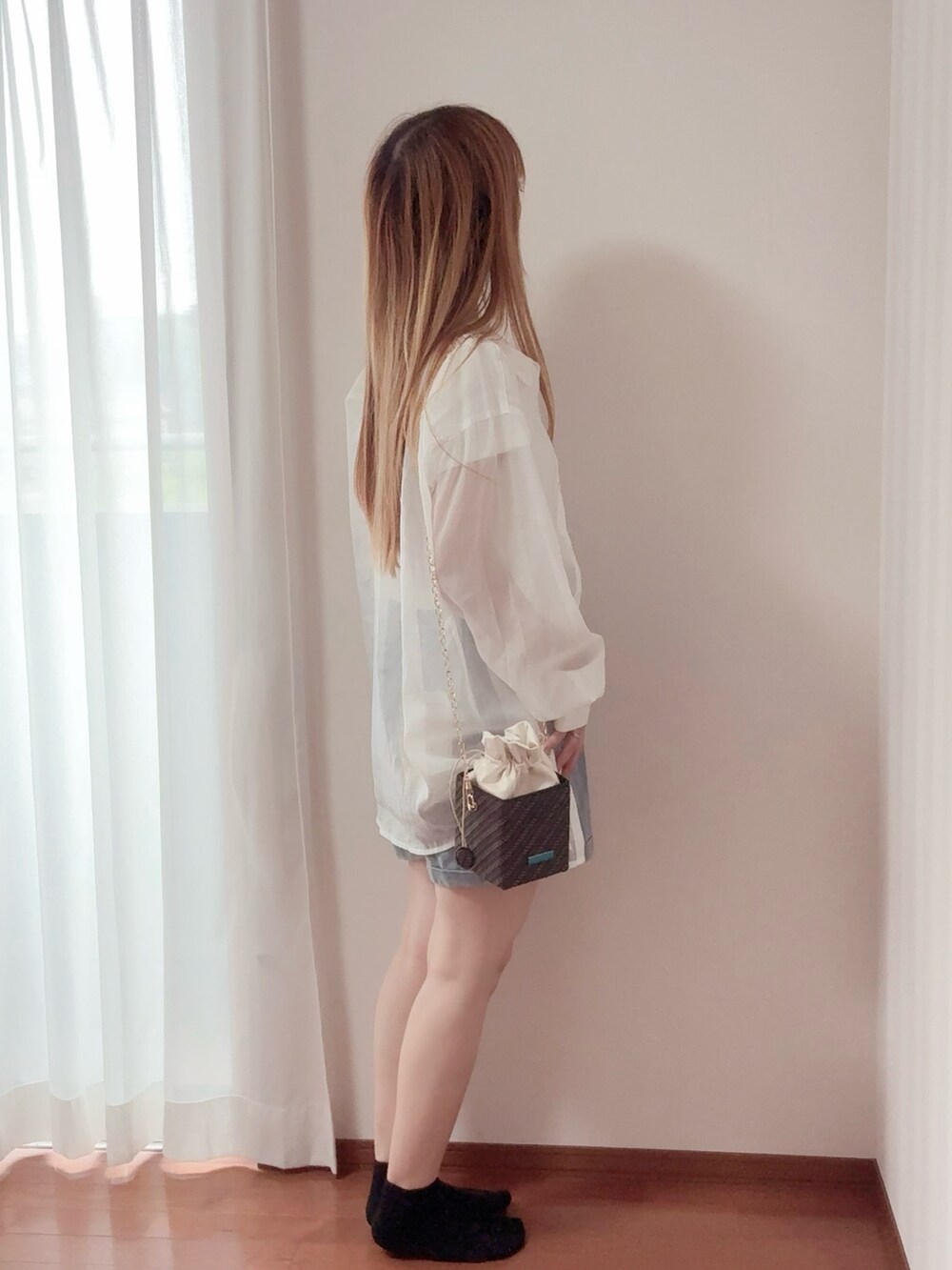 その他のトップスを着用したレディースの夏コーディネートの2枚目の写真