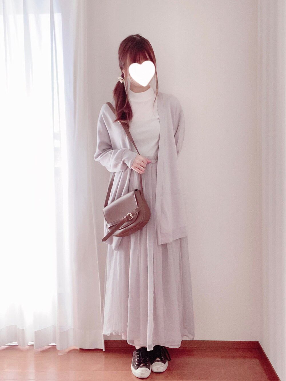 ブラウン系のショルダーバッグを着用したレディースの春コーディネートの2枚目の写真