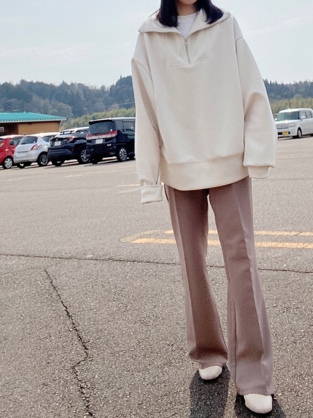 「白ブーツ、ハーフジップ、ハーフジップスウェット、フレアパンツ、GU、リエディ(Re:EDIT)、低身長」｜「GUのアイテム（パンツ、ピンク系）」を使った、Noさん（レディース・149cm）の春コーディネートの3枚目の写真