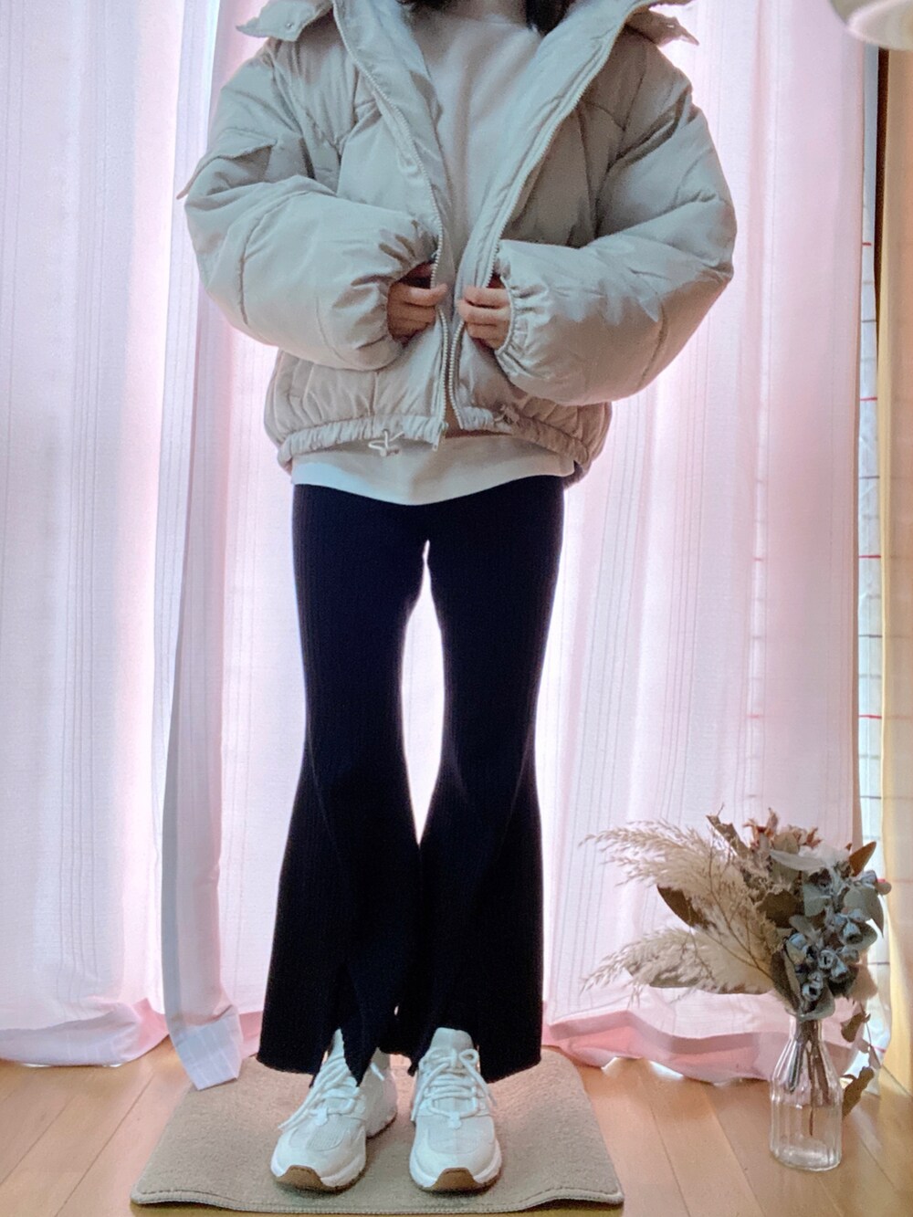 「fifth、アニエスベー、リブパンツ、スリット入り、スウェット、ダウンジャケット、低身長、白スニーカー」｜「agnes b.のGO03-02 ロゴトートバッグ（トートバッグ、ブラック系）」を使った、Noさん（レディース・149cm）の冬コーディネートの2枚目の写真