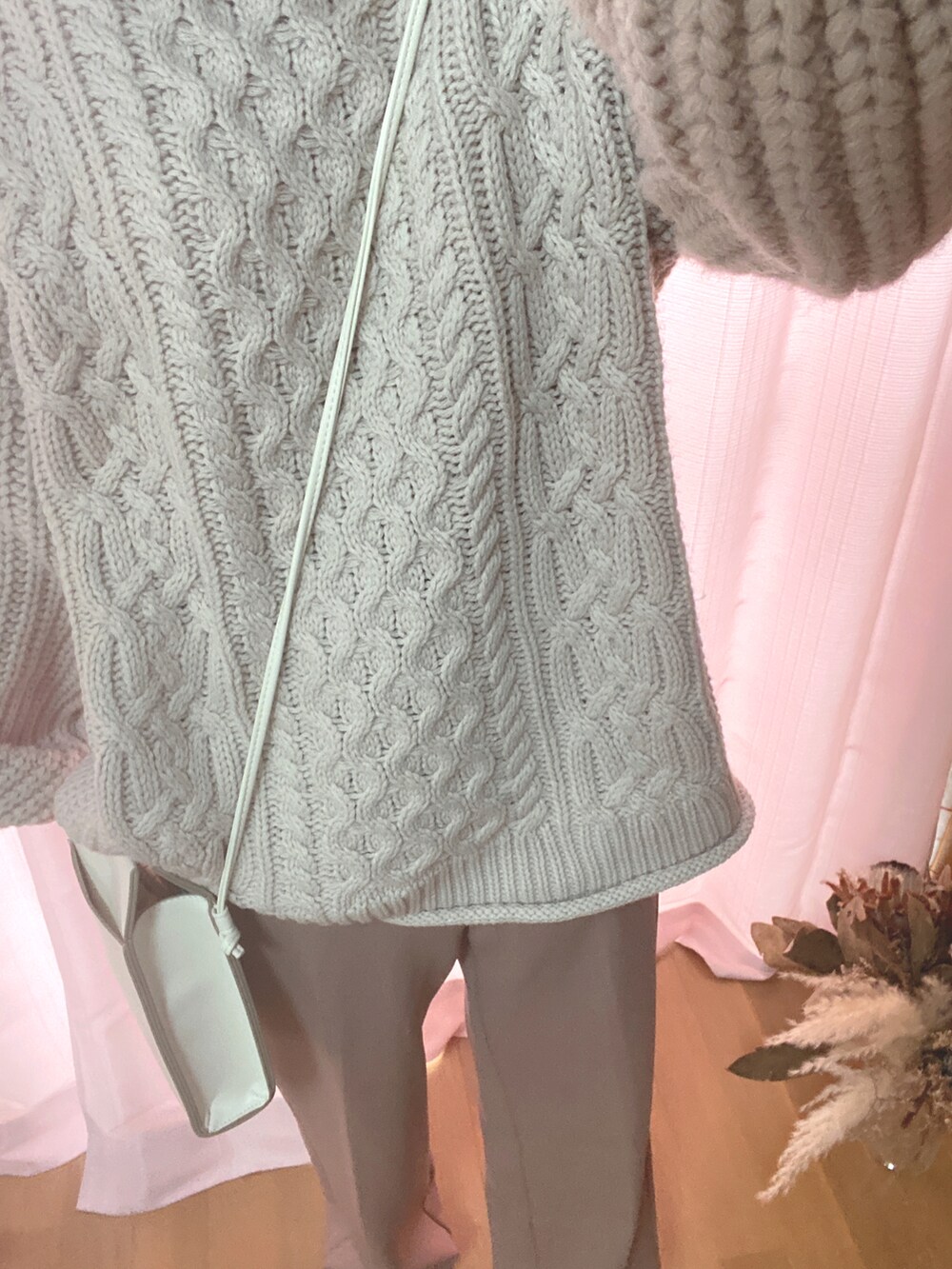 ホワイト系のTシャツ/カットソー、ホワイト系のブーツ、ホワイト系のバッグを着用したレディースの春コーディネートの2枚目の写真