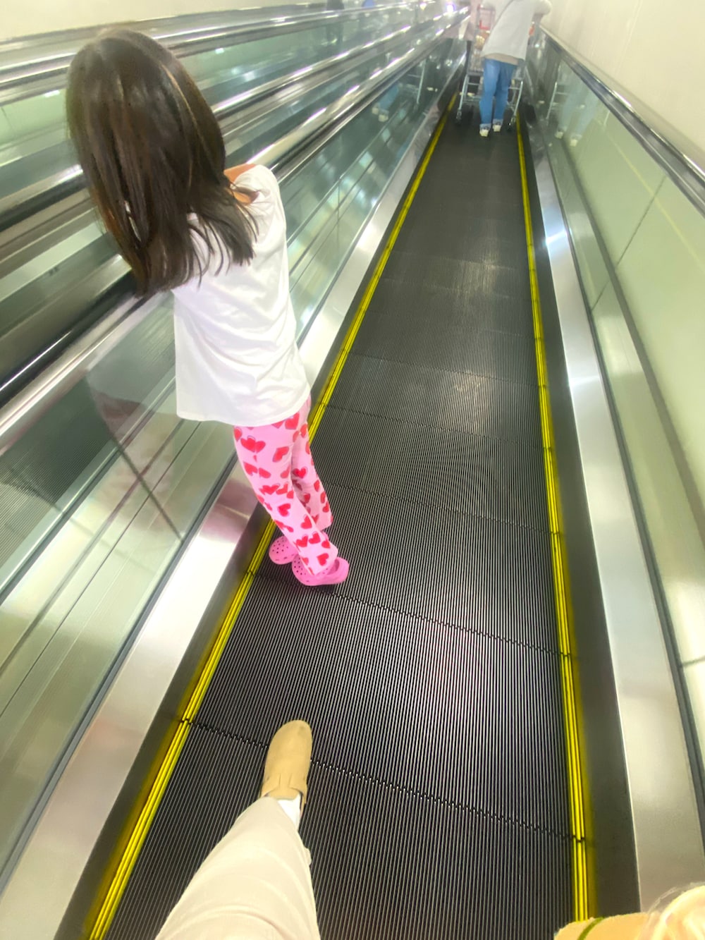 ピンク系のサンダル、ピンク系のスウェットパンツを着用したキッズの秋コーディネートの2枚目の写真