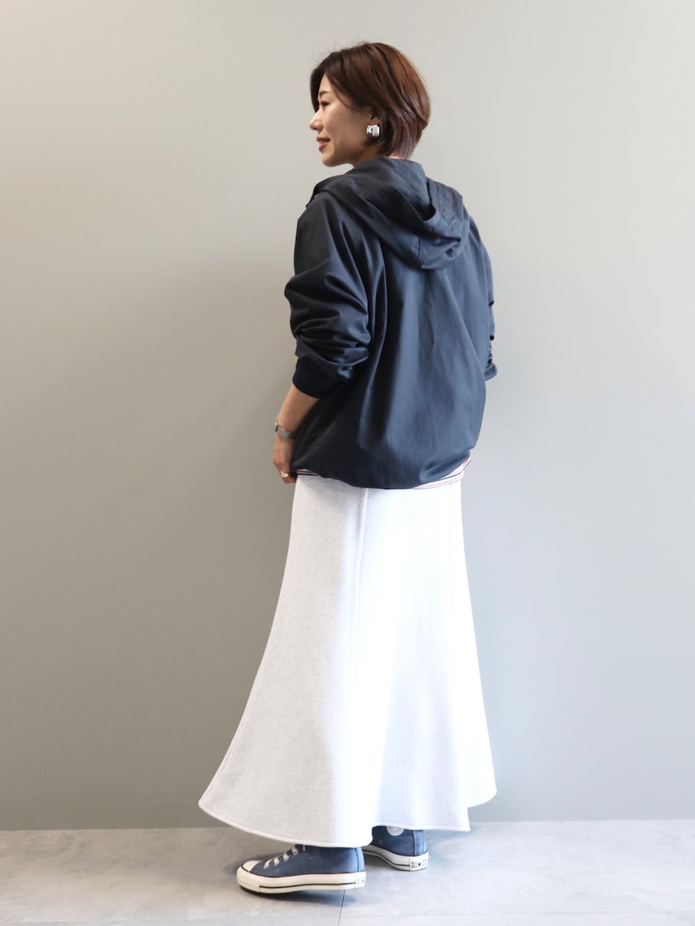 レッド系のTシャツ/カットソー、ブルー系のその他アウターを着用したレディースの春コーディネートの4枚目の写真