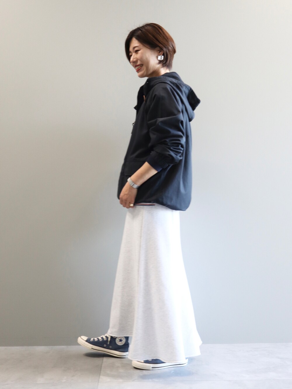 レッド系のTシャツ/カットソー、ブルー系のその他アウターを着用したレディースの春コーディネートの3枚目の写真