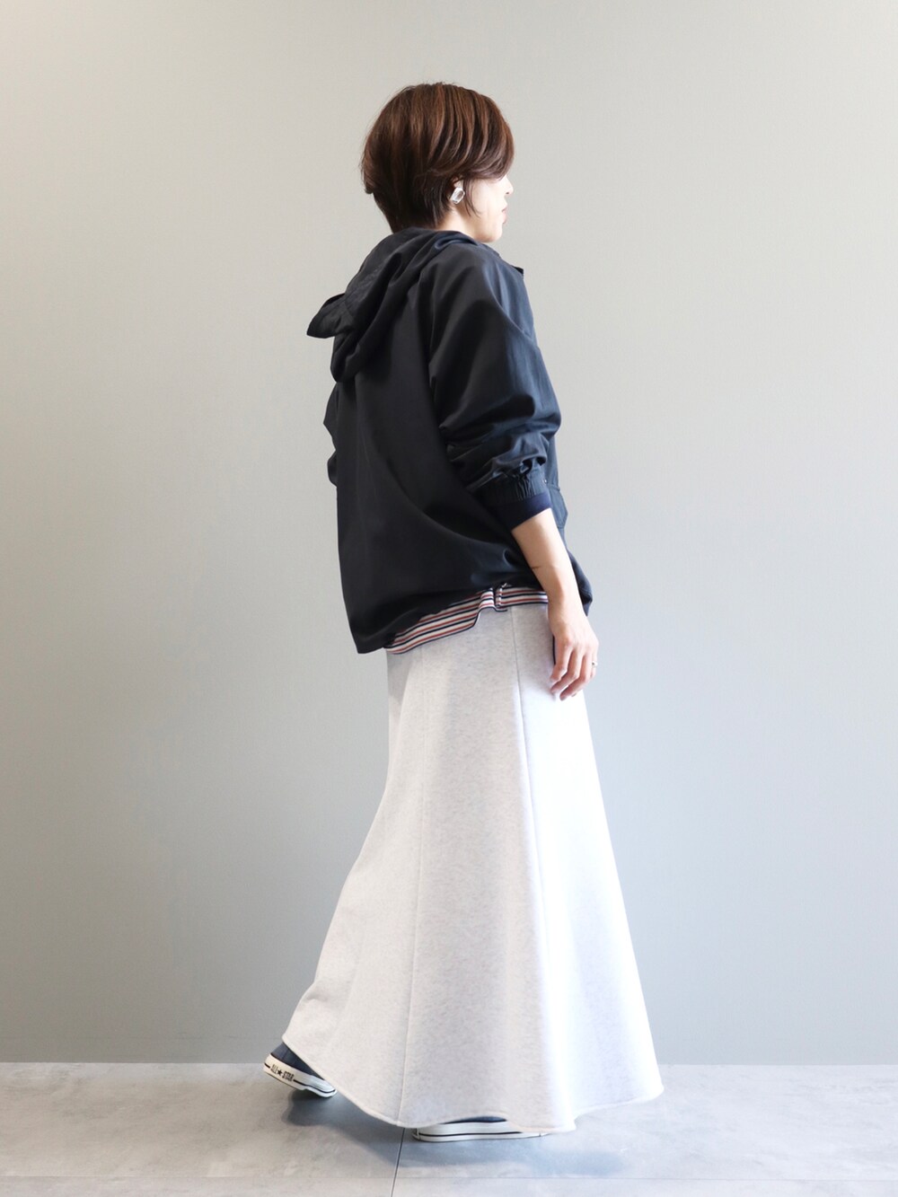 レッド系のTシャツ/カットソー、ブルー系のその他アウターを着用したレディースの春コーディネートの5枚目の写真