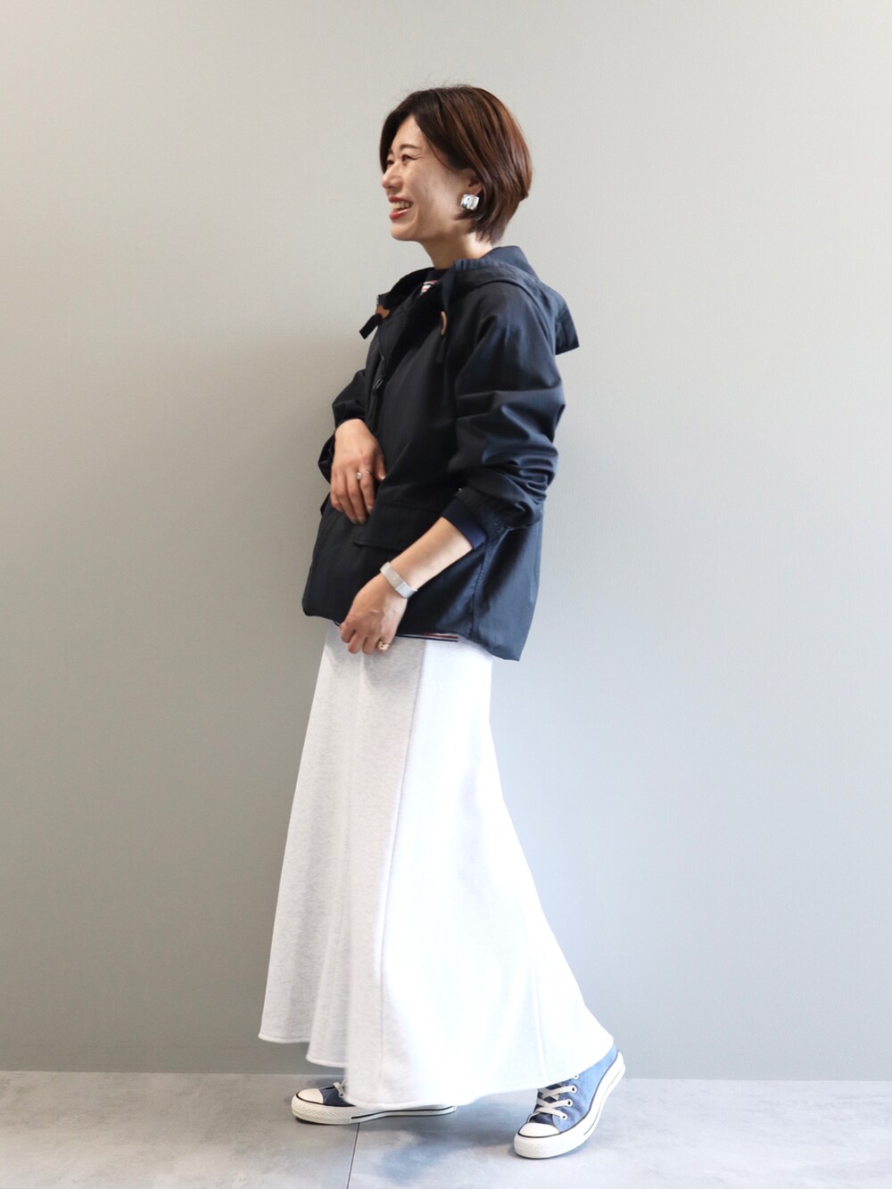 レッド系のTシャツ/カットソー、ブルー系のその他アウターを着用したレディースの春コーディネートの2枚目の写真