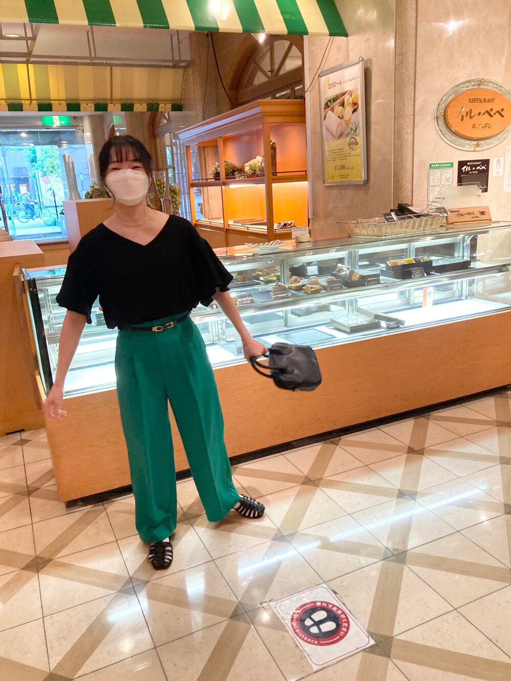 ブラック系のシャツ/ブラウス、ブラック系のハンドバッグ、グリーン系のその他パンツを着用したレディースの夏コーディネートの3枚目の写真