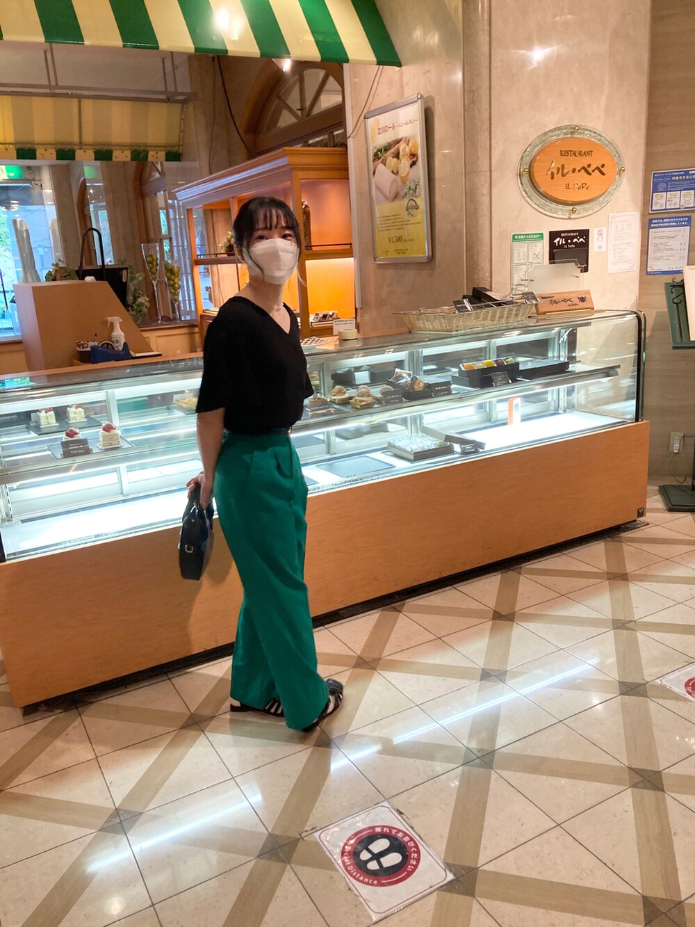 ブラック系のシャツ/ブラウス、ブラック系のハンドバッグ、グリーン系のその他パンツを着用したレディースの夏コーディネートの2枚目の写真