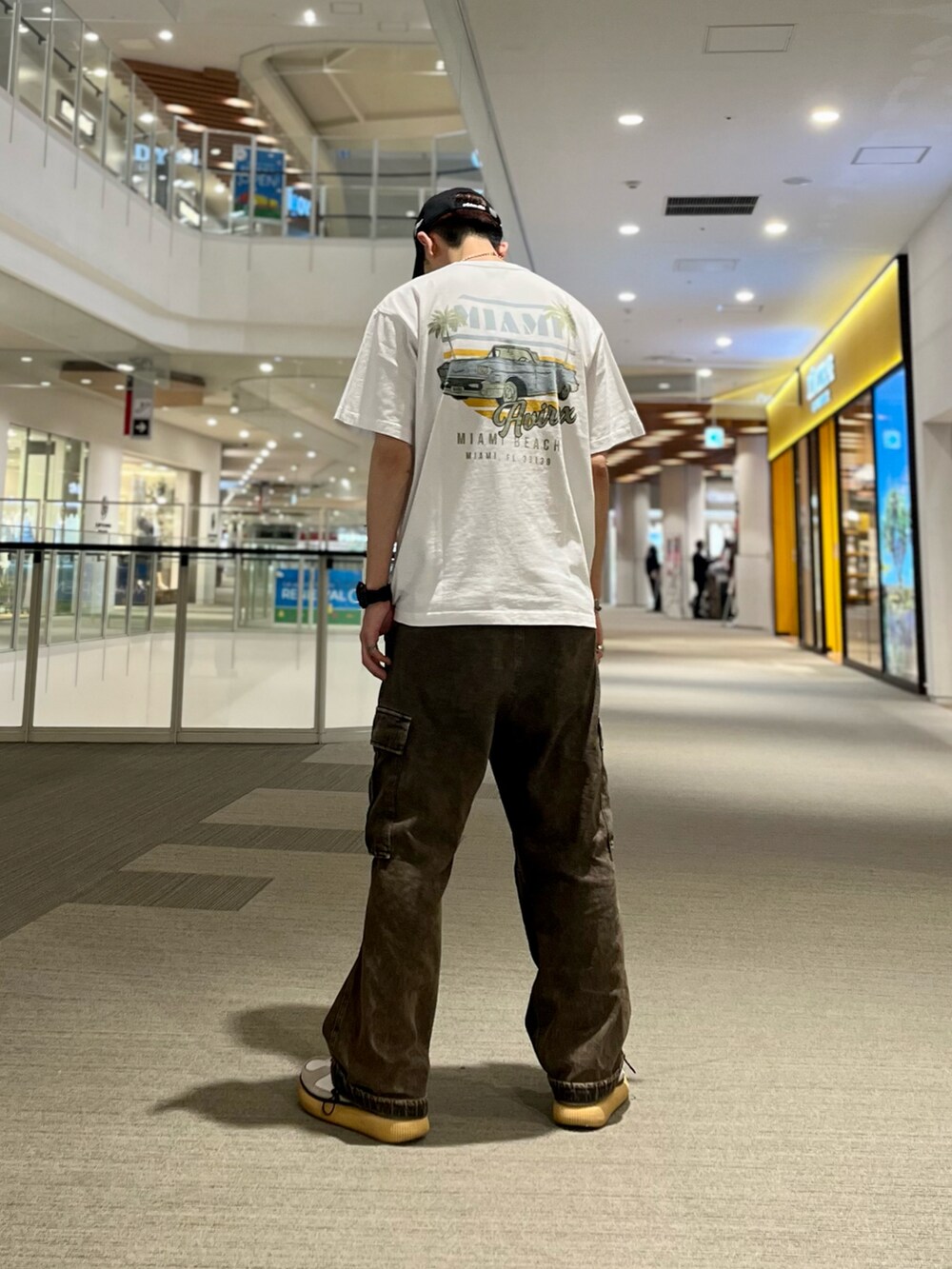 「AVIREX、ミリタリー、ストリート、夏コーデ、カーゴパンツ、カジュアル、アメカジ、シンプルスタイル、キャップ」｜「AVIREXのBIKINI COUNTY T-SHIRT MIAMI / ビキニ カウンティ Tシャツ マイアミ / AVIREX / アヴィレックス（Tシャツ/カットソー、ホワイト系）」を使った、幽助さん（メンズ・180cm）の春コーディネートの2枚目の写真
