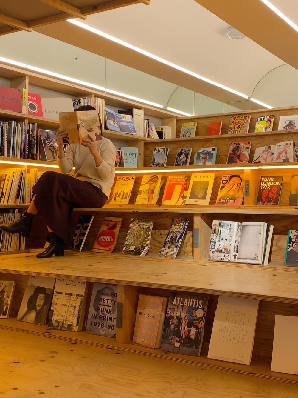 「泊まれる本屋、bookandbedtokyo」｜「MILKFED.のMILKFED.×SPACE BROTHERS REVERSIBLE BOA JACKET（その他アウター、ブラック系）」を使った、Hassyさん（レディース・161cm）の冬コーディネートの2枚目の写真