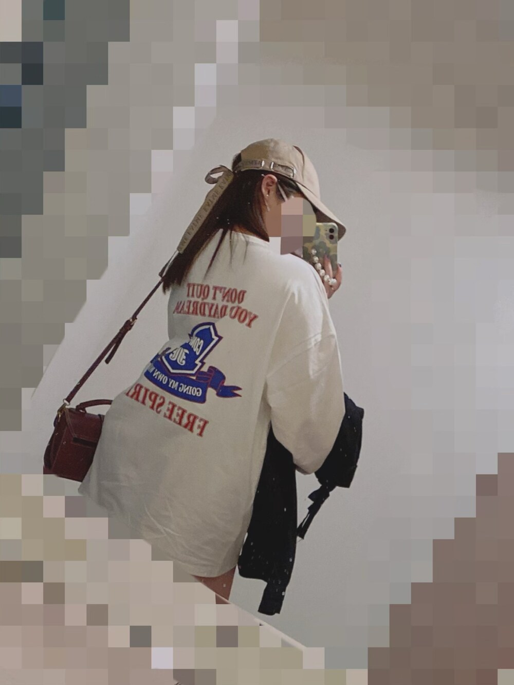 「オーバーサイズ、ジュエティ、デートスタイル（WOMEN）、ホワイト、春夏コーデ、デート、イートミー(EATME)、グレイル、GRL、ラクチンコーデ」｜「jouetieのバックエンブレム ロンT（Tシャツ/カットソー、ホワイト系）」を使った、みおさん（レディース・156cm）の春コーディネートの2枚目の写真