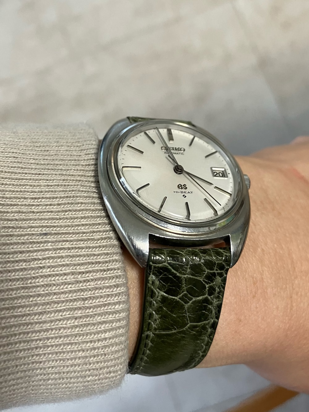 グレー系のその他パンツ、ベージュ系のナイロンジャケット、ベージュ系のパーカーを着用したメンズの春コーディネートの2枚目の写真