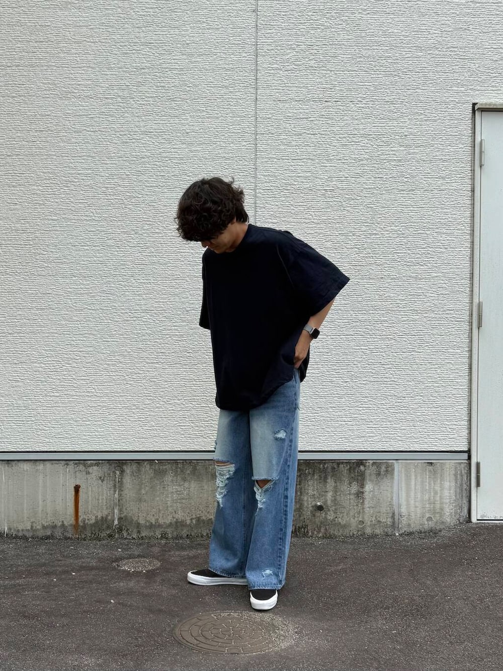 「スニーカー、ワイドパンツ、vans、カジュアル、キレイめ、ゆるコーデ、デートコーデ、シンプルコーデ、スリッポン、スニーカーコーデ、newarrival、ユニセックス、20代、ラフコーデ、旅行コーデ」｜「VANSのVANS PREMIUM　Slip-On Reissue 98（スニーカー、ブラック系）」を使った、鷹見侑輝さん（メンズ・175cm）の夏コーディネートの4枚目の写真