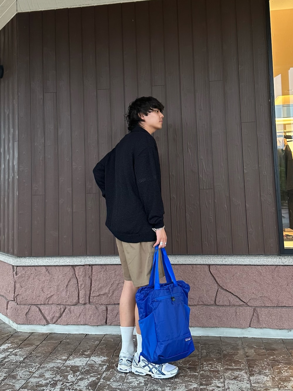 「スポーツミックス、ボーダー、ボーダーTシャツ、夏コーデ、きれいめカジュアル、メンズファッション、ニットカーディガン、スニーカー、asics、アシックス、ショーツ、ショートパンツ」｜「ASICSのASICS　GEL-NIMBUS 9（スニーカー、ホワイト系）」を使った、鷹見侑輝さん（メンズ・175cm）の夏コーディネートの3枚目の写真