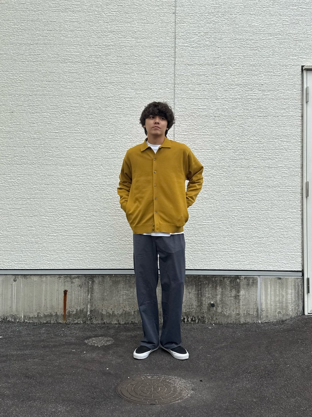 グレー系のその他パンツ、ブラック系のスニーカー、ホワイト系のTシャツ/カットソーを着用したメンズの秋コーディネートの2枚目の写真