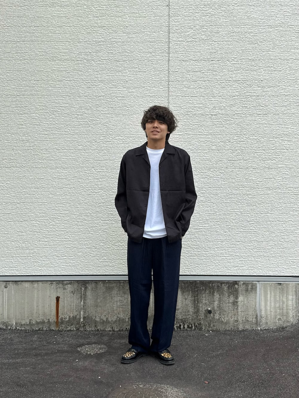 ブラック系のシャツ/ブラウス、ホワイト系のTシャツ/カットソー、ブルー系のその他パンツを着用したメンズの秋コーディネートの2枚目の写真