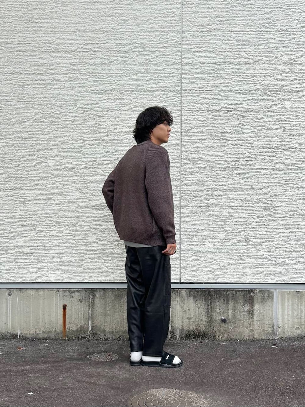 ブラック系のその他パンツ、ブラウン系のカーディガン/ボレロ、グレー系のスウェットを着用したメンズの秋コーディネートの4枚目の写真