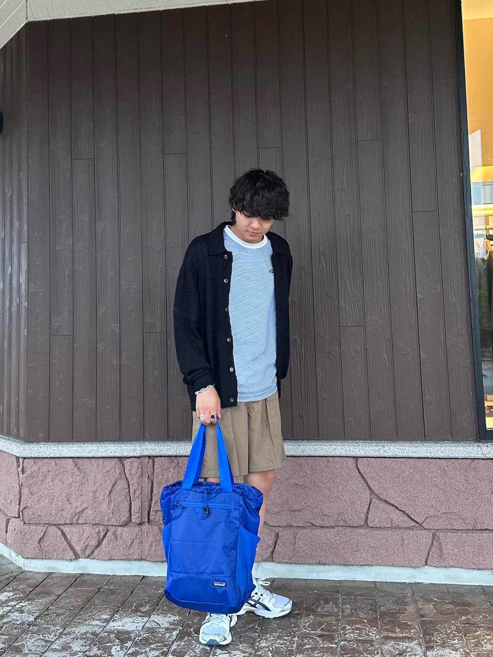 「スポーツミックス、ボーダー、ボーダーTシャツ、夏コーデ、きれいめカジュアル、メンズファッション、ニットカーディガン、スニーカー、asics、アシックス、ショーツ、ショートパンツ」｜「ASICSのASICS　GEL-NIMBUS 9（スニーカー、ホワイト系）」を使った、鷹見侑輝さん（メンズ・175cm）の夏コーディネートの2枚目の写真